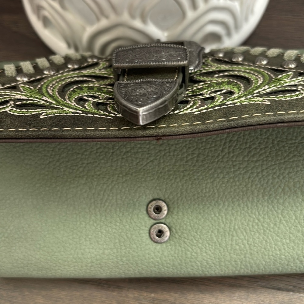 Montana West embroidered trifold wristlet/wallet,card/phone/zip compartments - Picture 9 of 15